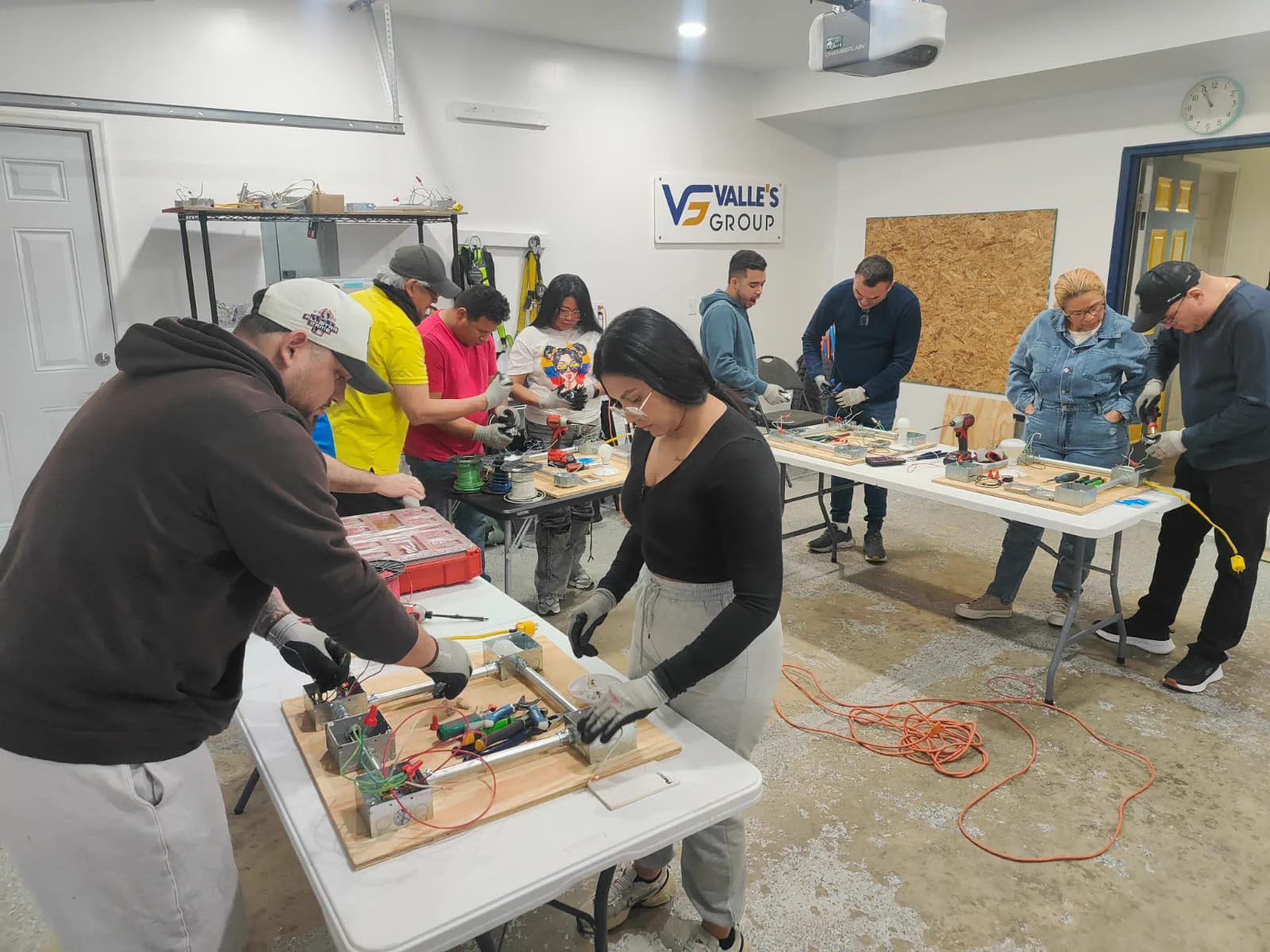 Alumnos practicando instalación eléctrica en taller