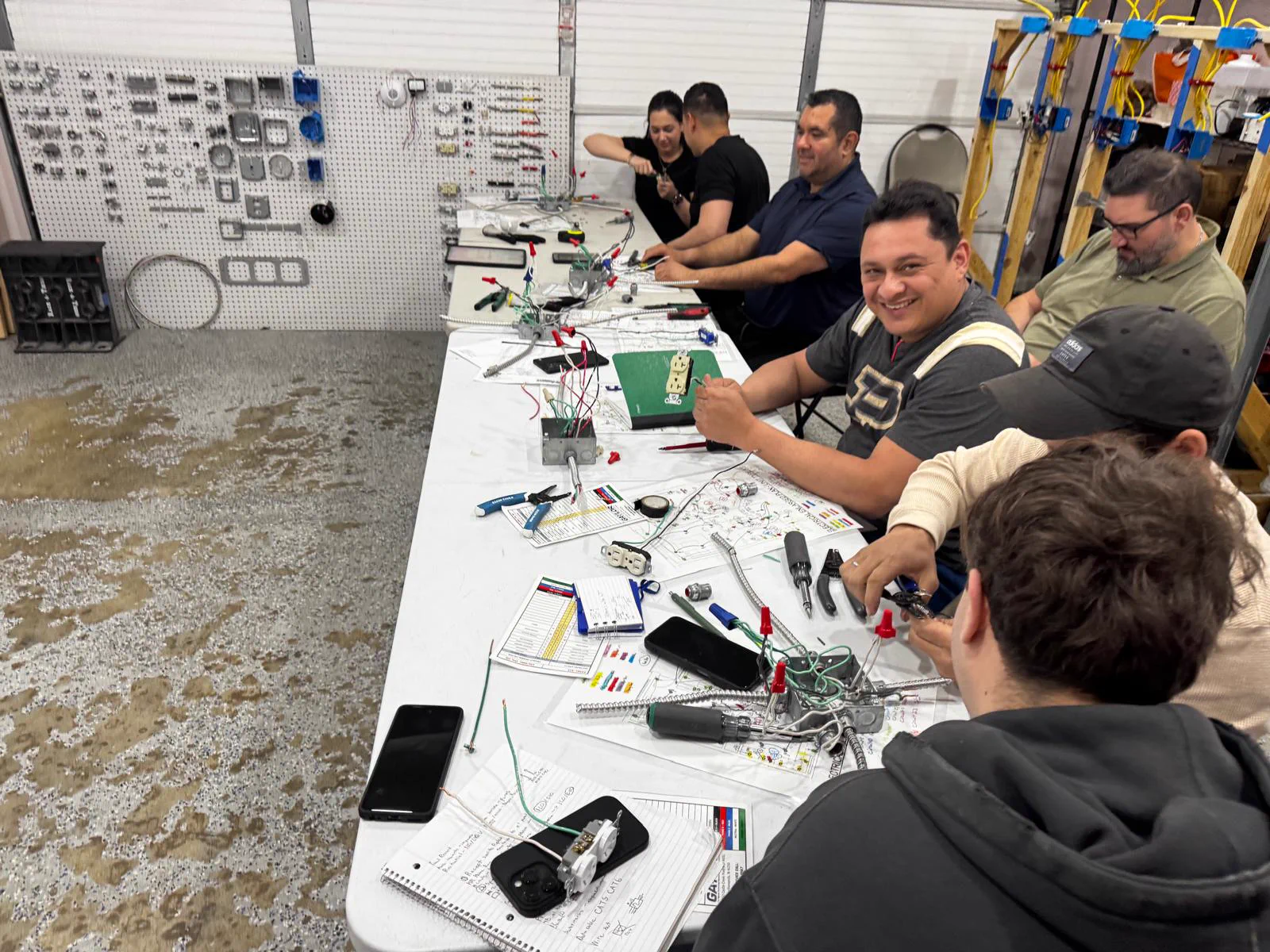 Ingenieros inspeccionando sistemas eléctricos