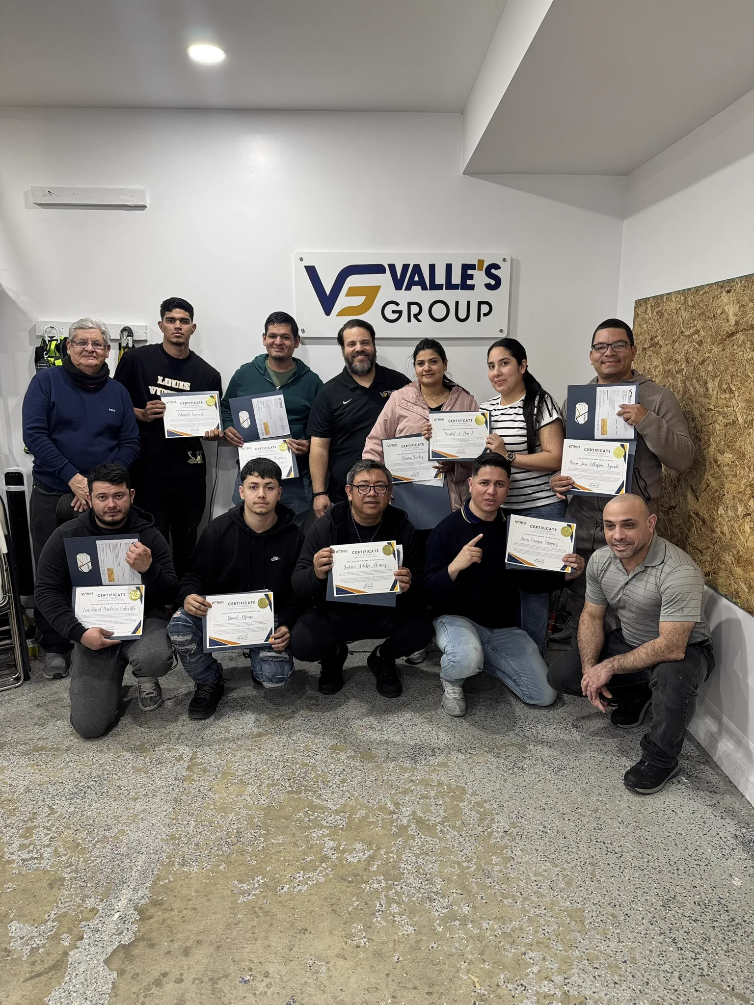 Ingeniero eléctrico trabajando en mantenimiento